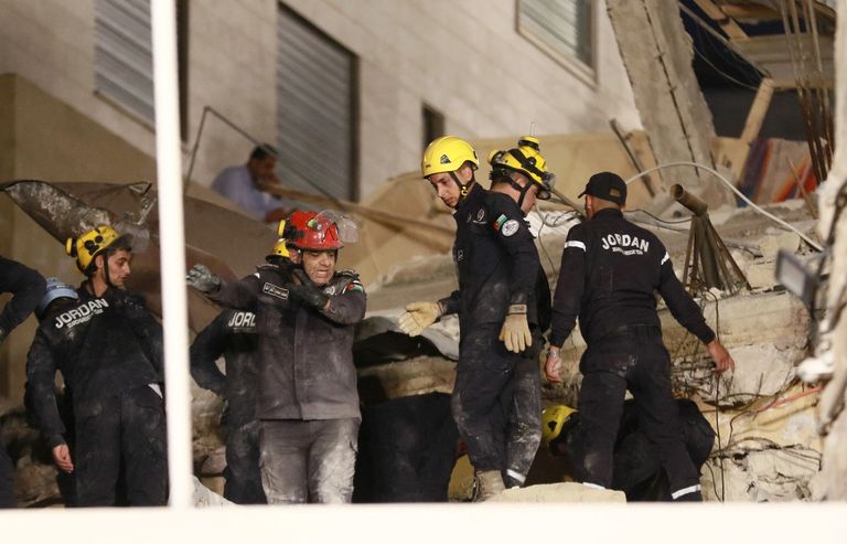 رجال الإنقاذ في موقع انهيار بناية اللويبدة