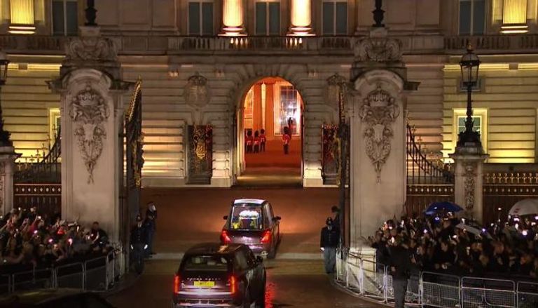  نعش الملكة اليزابيث يصل قصر باكنجهام في لندن
