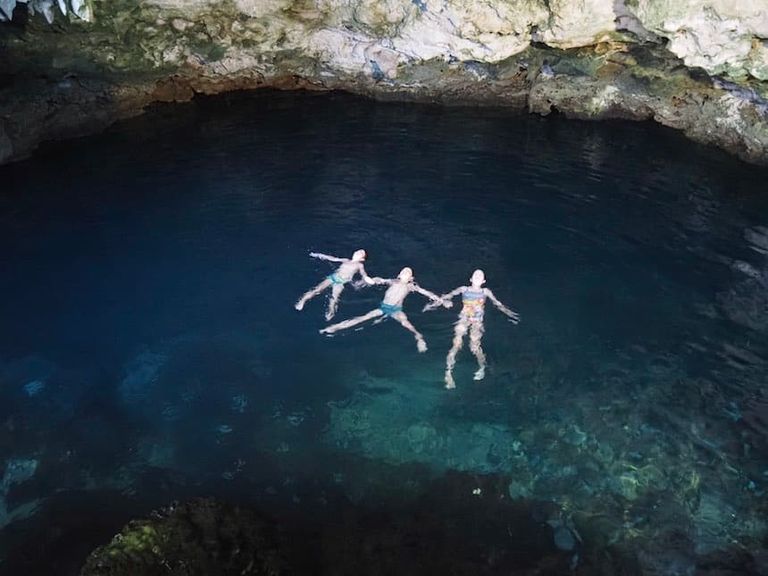 الأسرة الكندية تسابق الزمن لزيارة العالم قبل إصابة أبنائهم بالعمى