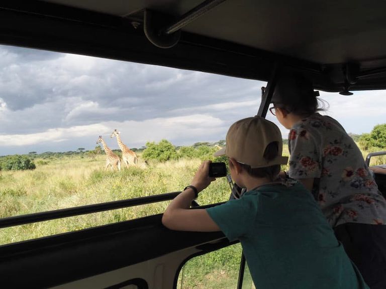 الأسرة الكندية تسابق الزمن لزيارة العالم قبل إصابة أبنائهم بالعمى