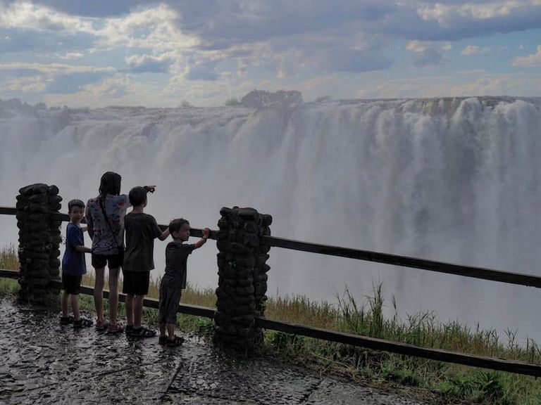 الأسرة الكندية تسابق الزمن لزيارة العالم قبل إصابة أبنائهم بالعمى