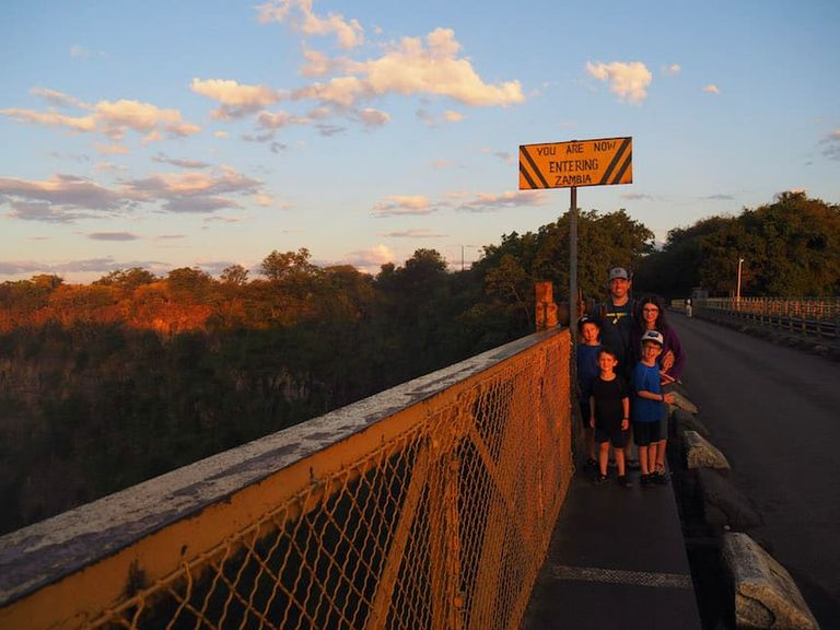 الأسرة الكندية تسابق الزمن لزيارة العالم قبل إصابة أبنائهم بالعمى