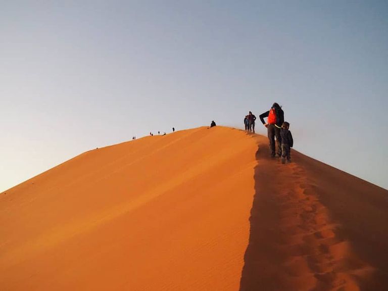 الأسرة الكندية تسابق الزمن لزيارة العالم قبل إصابة أبنائهم بالعمى