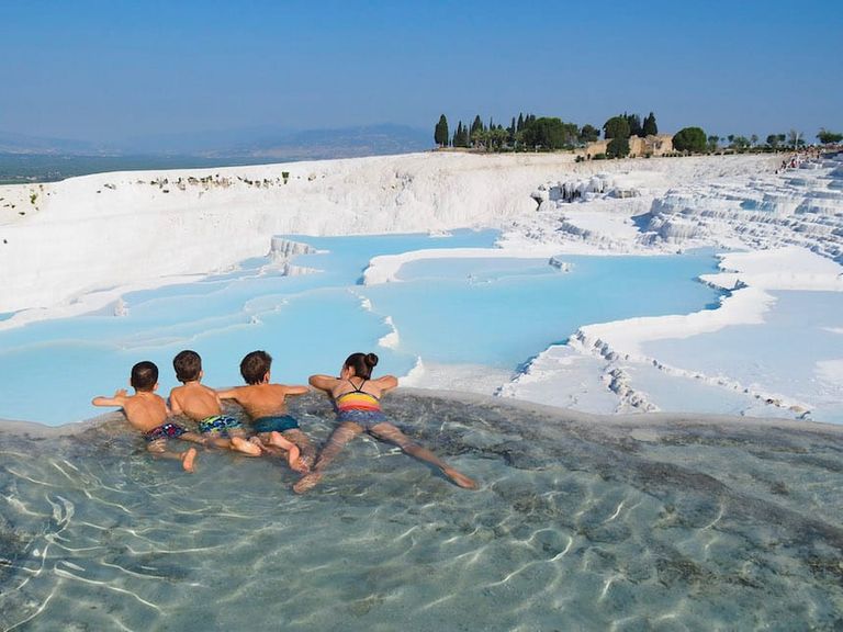 الأسرة الكندية تسابق الزمن لزيارة العالم قبل إصابة أبنائهم بالعمى