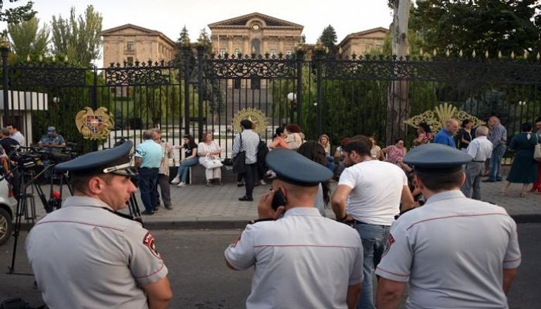 أقارب الجنود الذين أصيبوا في الاشتباكات يتجمعون أمام البرلمان - أ ف ب