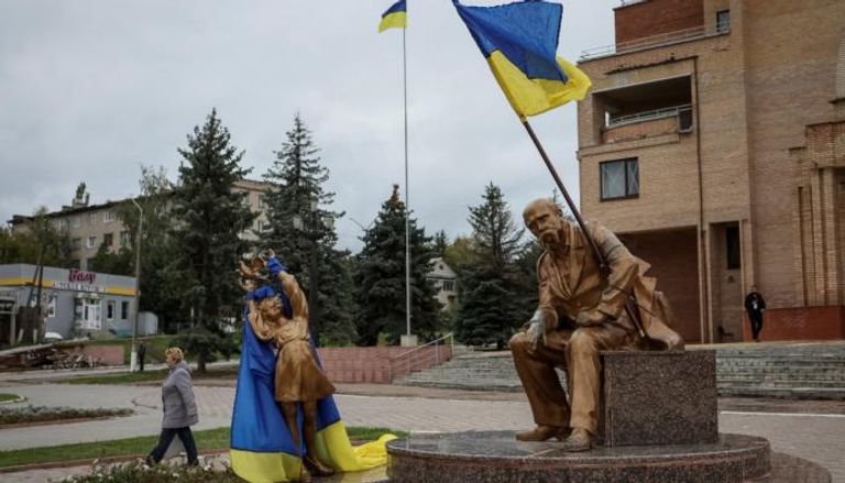 علم أوكرانيا مثبت على نصب تذكاري للشاعر الأوكراني تاراس شيفتشينكو