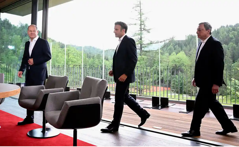 علم أوكرانيا مثبت على نصب تذكاري للشاعر الأوكراني تاراس شيفتشينكو