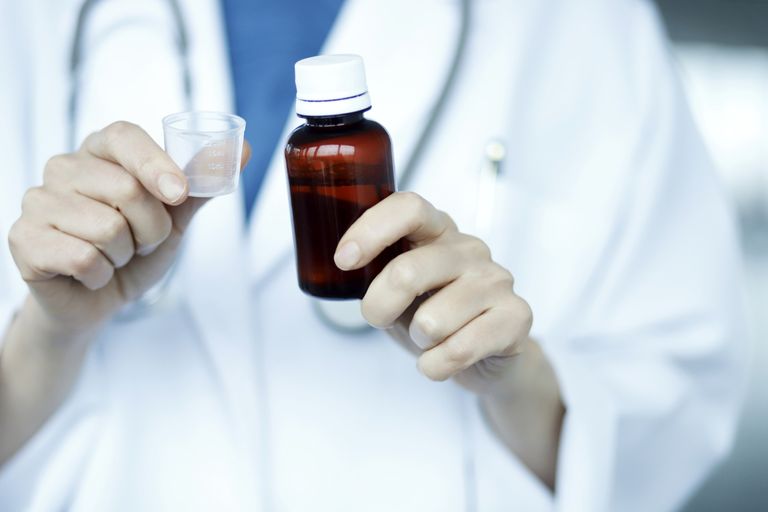 أطفال يجلسون مع أمهاتهم في جامبيا - أرشيفية