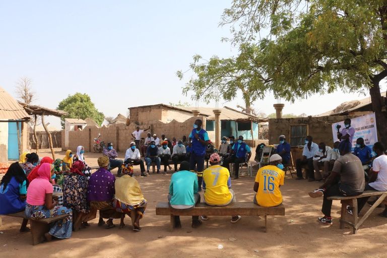 أطفال يجلسون مع أمهاتهم في جامبيا - أرشيفية