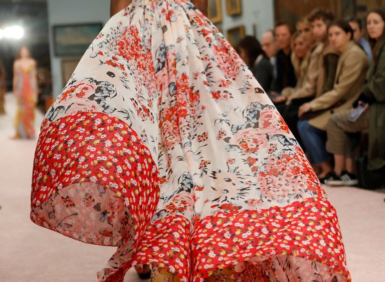 جانب من عرض أزياء دار Carolina Herrera في أسبوع نيويورك للموضة