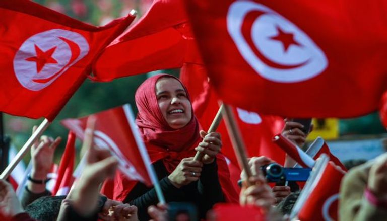 سيدة تحمل علم تونس - أرشيفية