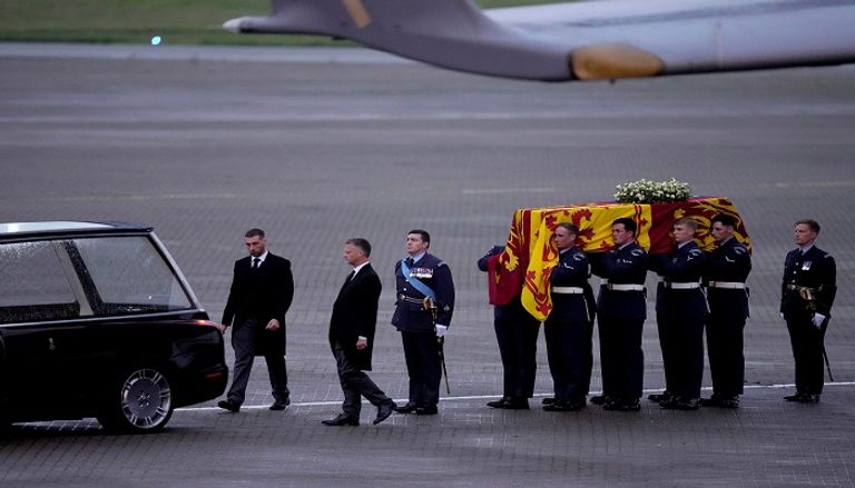 الطائرة التي حملت نعش الملكة إليزابيث- رويترز