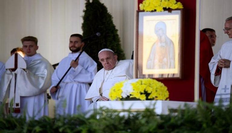 البابا فرنسيس يقود قداسًا في أرض المعارض في نور سلطان  