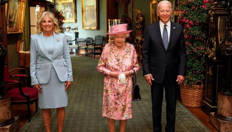الرئيس الأمريكي وزوجته جيل مع الملكة فى لقاء العام الماضي