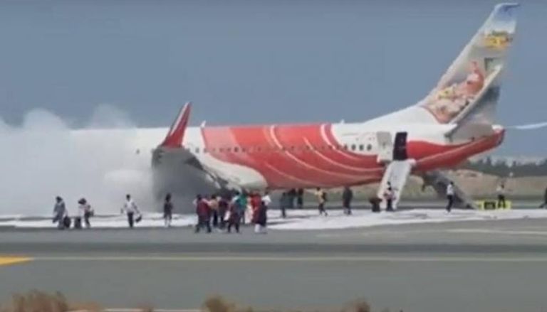 الركاب يهرعون من الطائرة الهندية في مطار مسقط