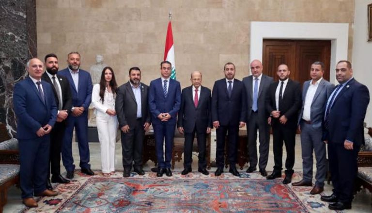 الرئيس اللبناني ميشال عون مع وفد نقابة المعلوماتية