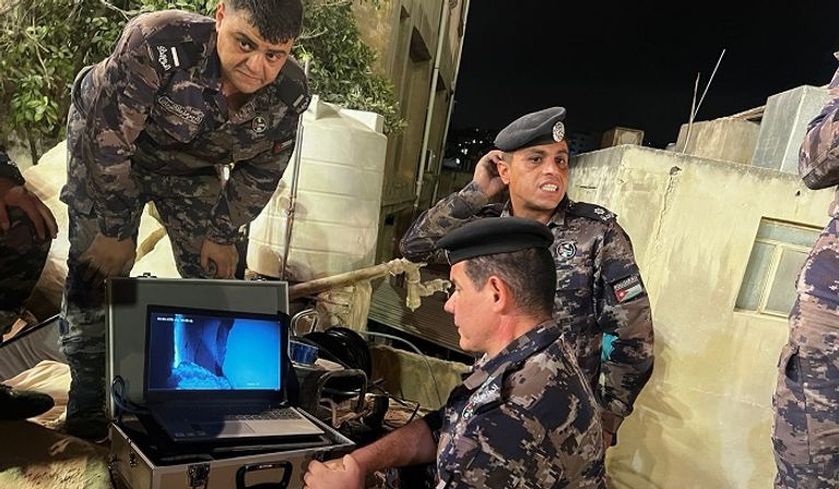 فرق الإنقاذ تسابق الزمن لإنقاذ العالقين تحت الأنقاض