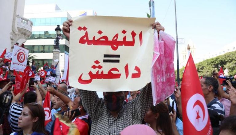 تونسي يرفع لافتة تشبه حركة النهضة بداعش
