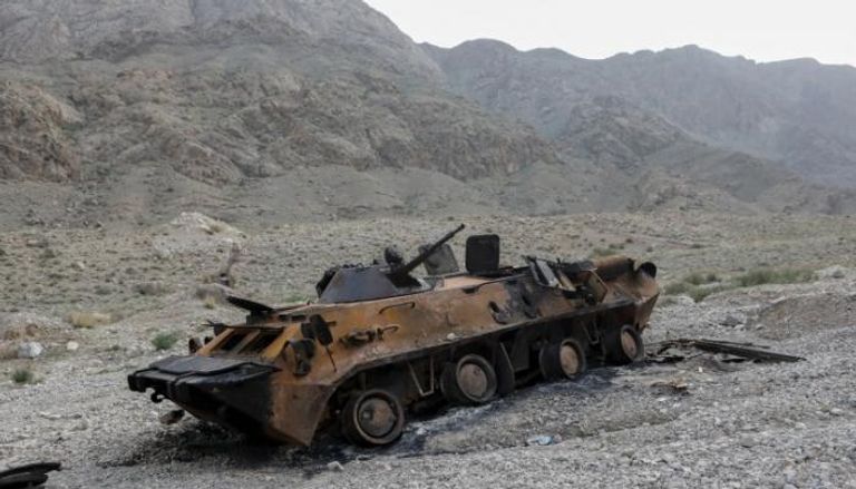 دبابة محترقة في اشتباكات سابقة بين قرغيزستان وطاجيكستان