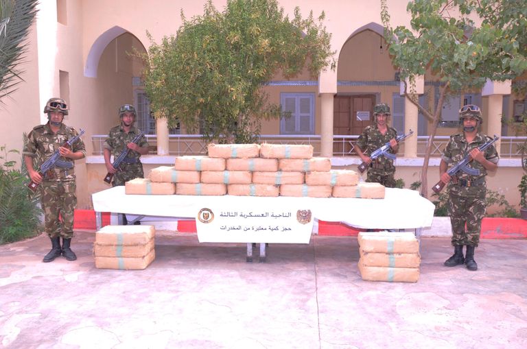 عناصر من الجيش الجزائري بعد ضبط كميات من المخدرات عناصر من الجيش الجزائري - أرشيفية