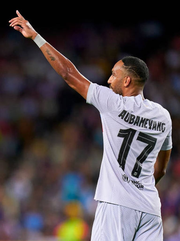 أفضل مهاجم في العالم 2022 - بيير إيمريك أوباميانج (تشيلسي) روبرت ليفاندوفسكي