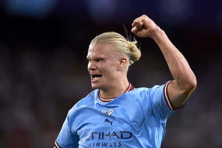 أفضل مهاجم في العالم 2022 - إرلينج هالاند (مانشستر سيتي) روبرت ليفاندوفسكي