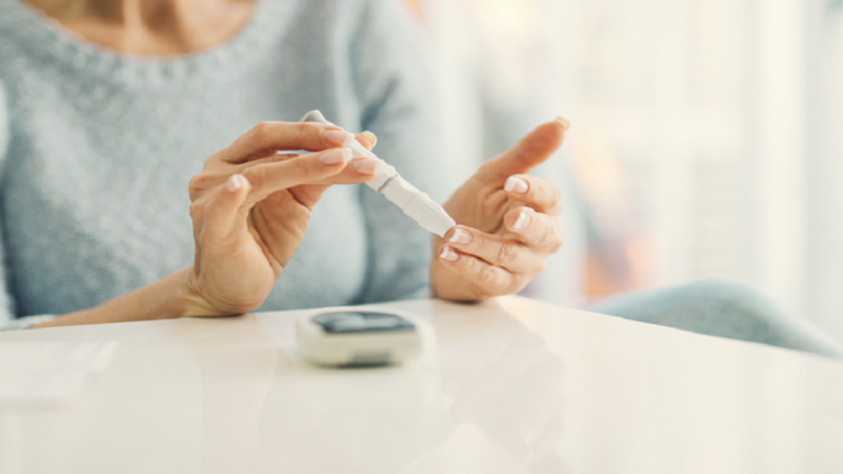 مريض سكري يتناول اللحوم - أرشيفية