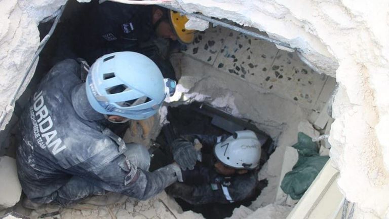 إنقاذ طفلة من تحت الأنقاض بالأردن