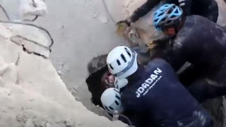 إنقاذ طفلة من تحت الأنقاض بالأردن