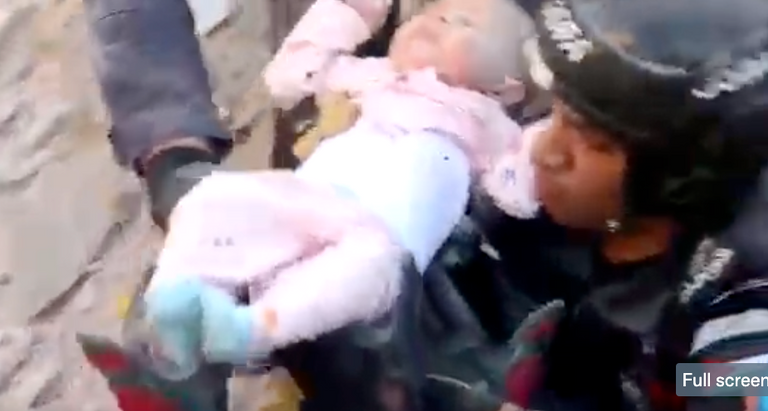 إنقاذ طفلة من تحت الأنقاض بالأردن