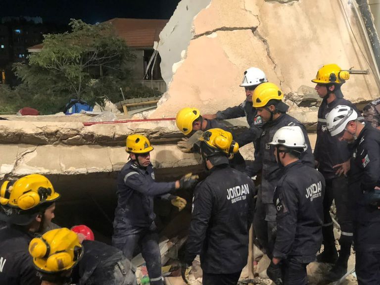 تواصل عمليات إنقاذ ضحايا عقار  اللويبدة في الأردن