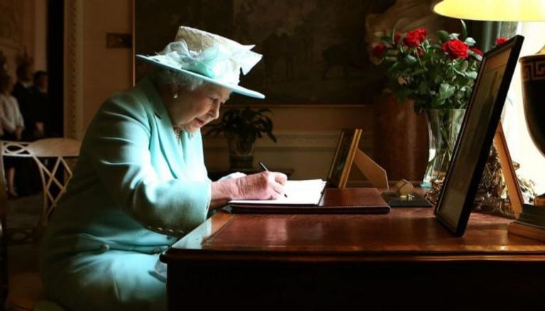 الملكة الراحلة إليزابيث توقع رسالة بخط يدها 