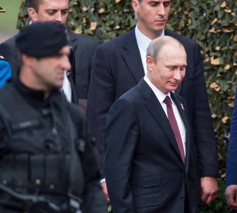 الرئيس الروسي وسط حراسه الرئيس الروسي وسط حراسه