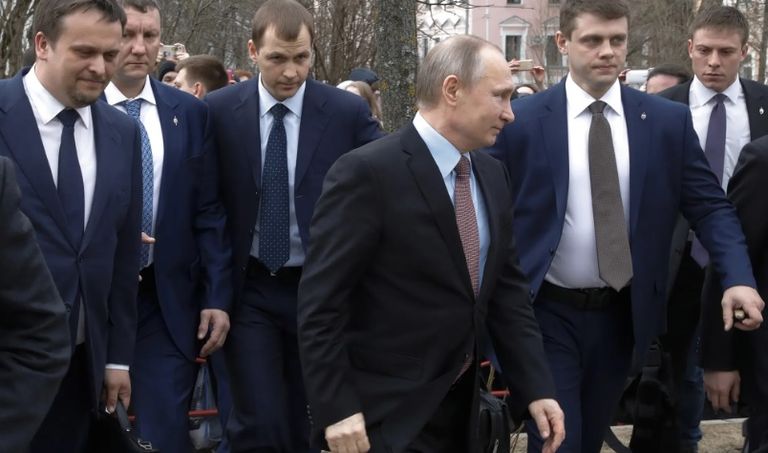 حراس بوتين من الفرنسان وراء الرئيس الروسي الرئيس الروسي وسط حراسه