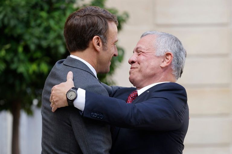 عناق بين العاهل الأردني وماكرون في الإليزيه الملك عبد الله والملكة رانيا وولي العهد مع ماكرون وزوجته