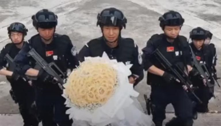 شرطي صيني يطلب يد حبيبته على طريقته الخاصة
