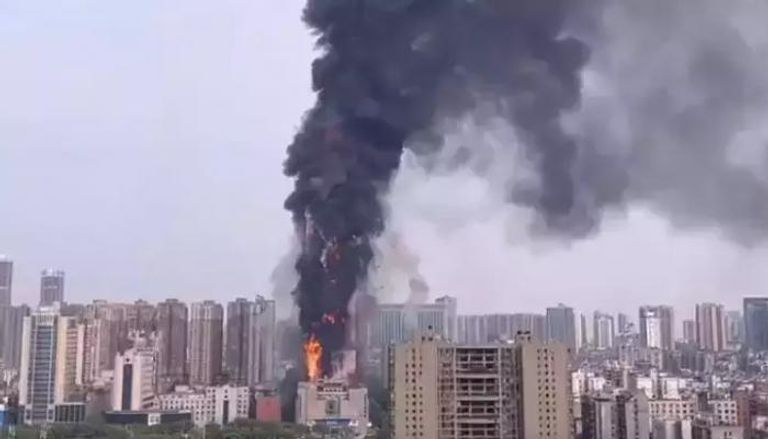 حريق يلتهم ناطحة سحاب في الصين