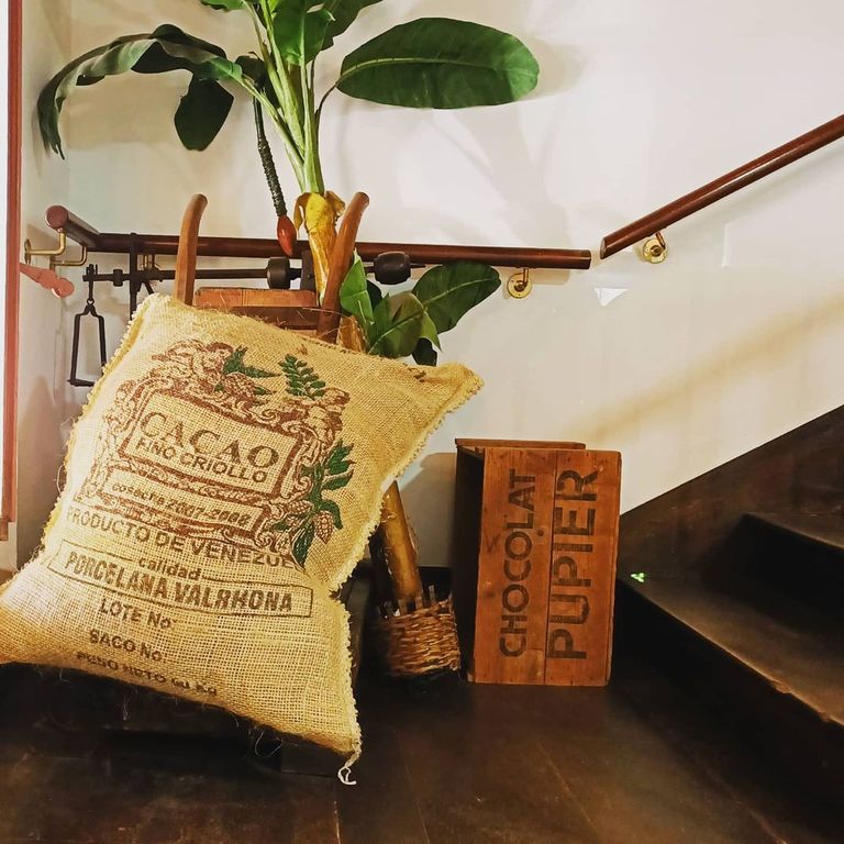  عالم كادبوري