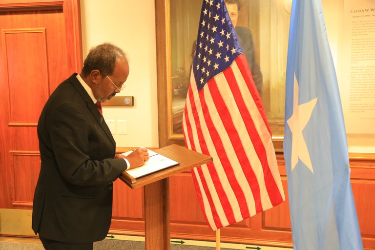 الرئيس الصومالي مع وزير الدفاع الأمريكي