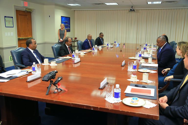 الرئيس الصومالي مع وزير الدفاع الأمريكي