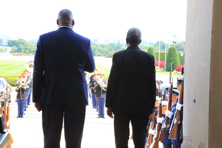 الرئيس الصومالي مع وزير الدفاع الأمريكي