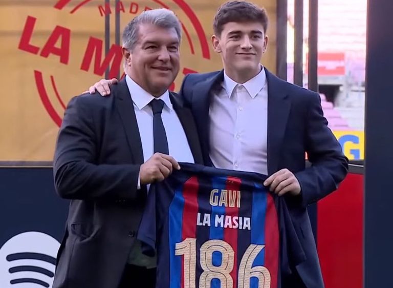 جافي لاعب وسط برشلونة