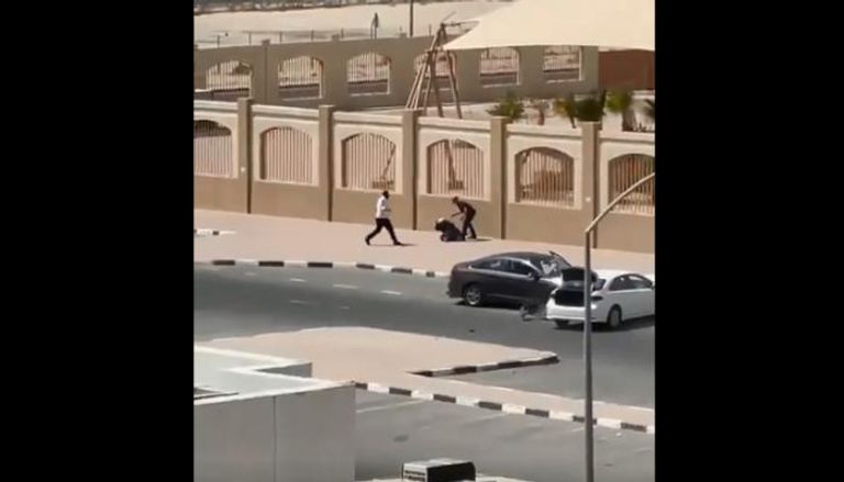لقطة من فيديو اعتداء الرجل على زوجته 