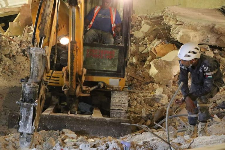 رجال الإنقاذ يباشرون عملهم