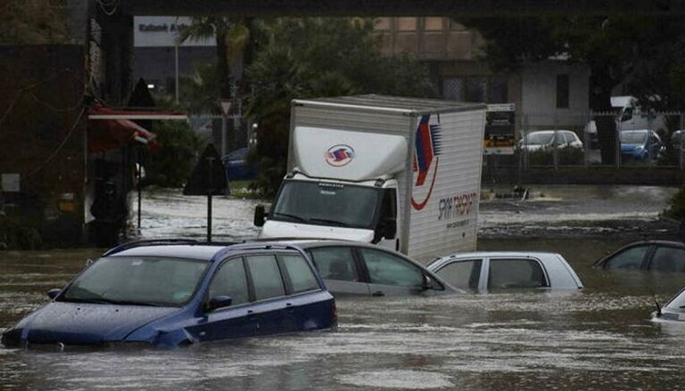 الشرطة لجأت إلى القوارب لإنقاذ المحاصرين