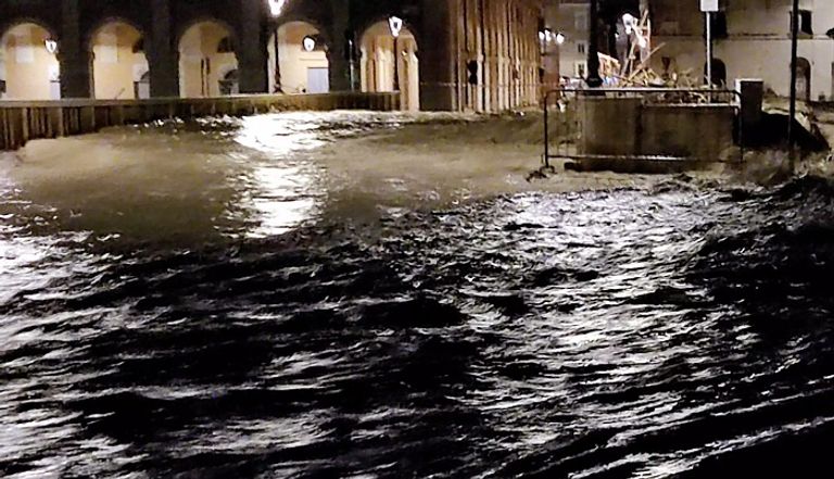 الشرطة لجأت إلى القوارب لإنقاذ المحاصرين