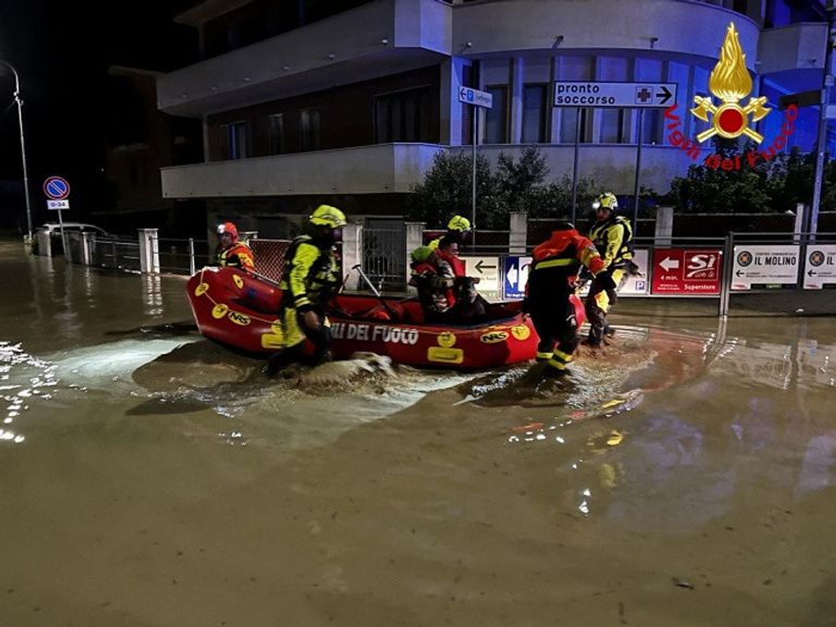 الشرطة لجأت إلى القوارب لإنقاذ المحاصرين
