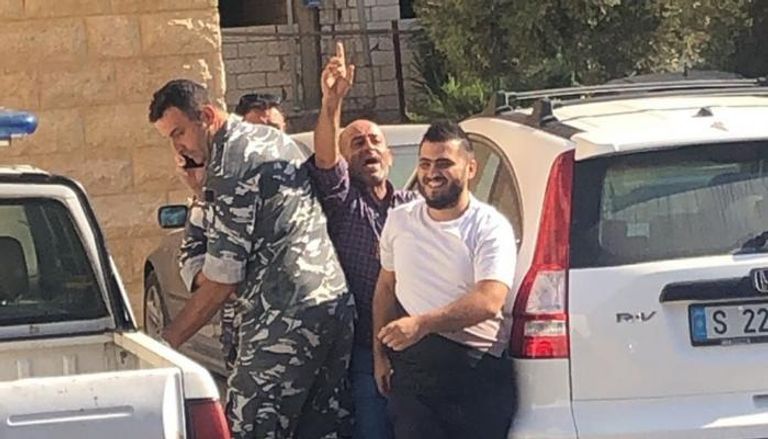 المواطن اللبناني عقب تسليم نفسه لقوات الأمن