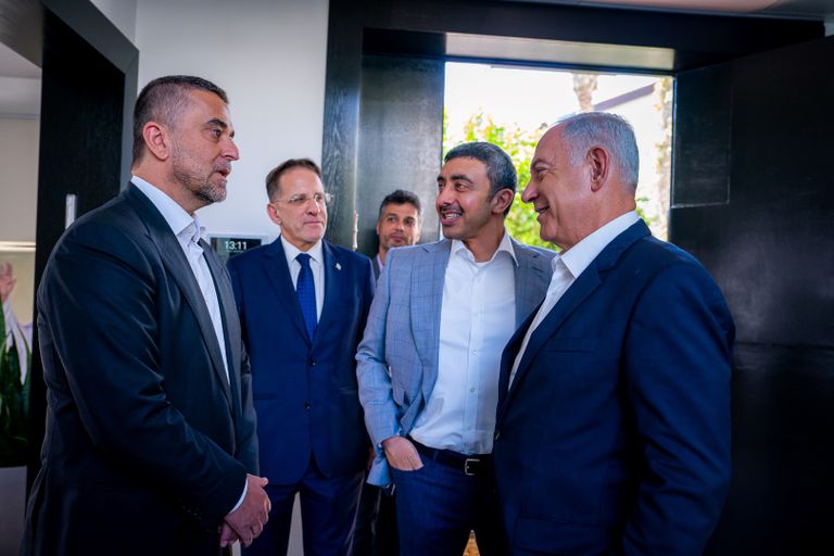 الشيخ عبدالله بن زايد آل نهيان خلال لقائه وزير المالية الإسرائيلي