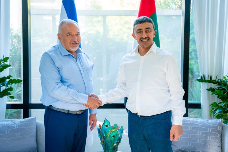 الشيخ عبدالله بن زايد آل نهيان خلال لقائه وزير المالية الإسرائيلي